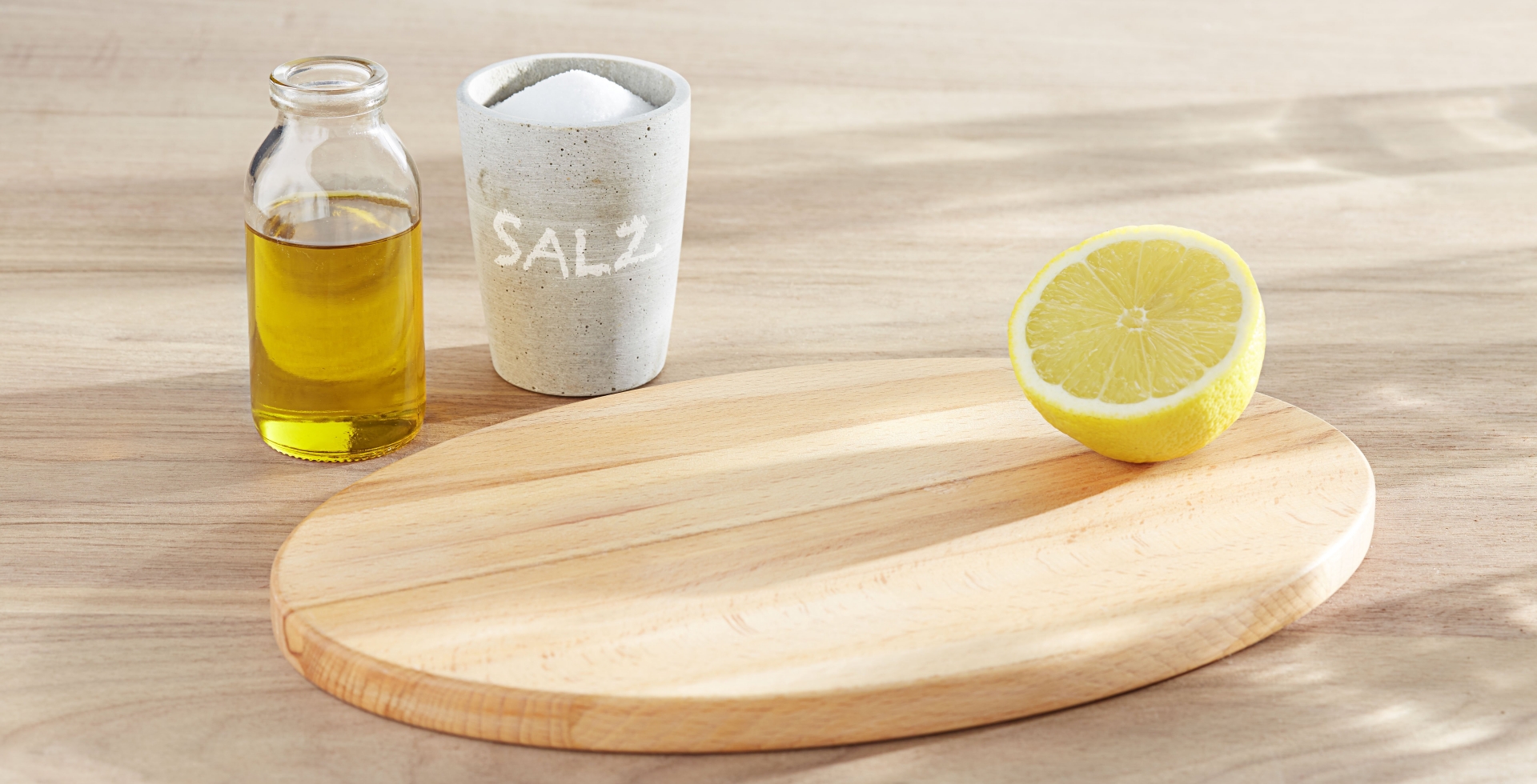 Zitrone mit Salz und Öl